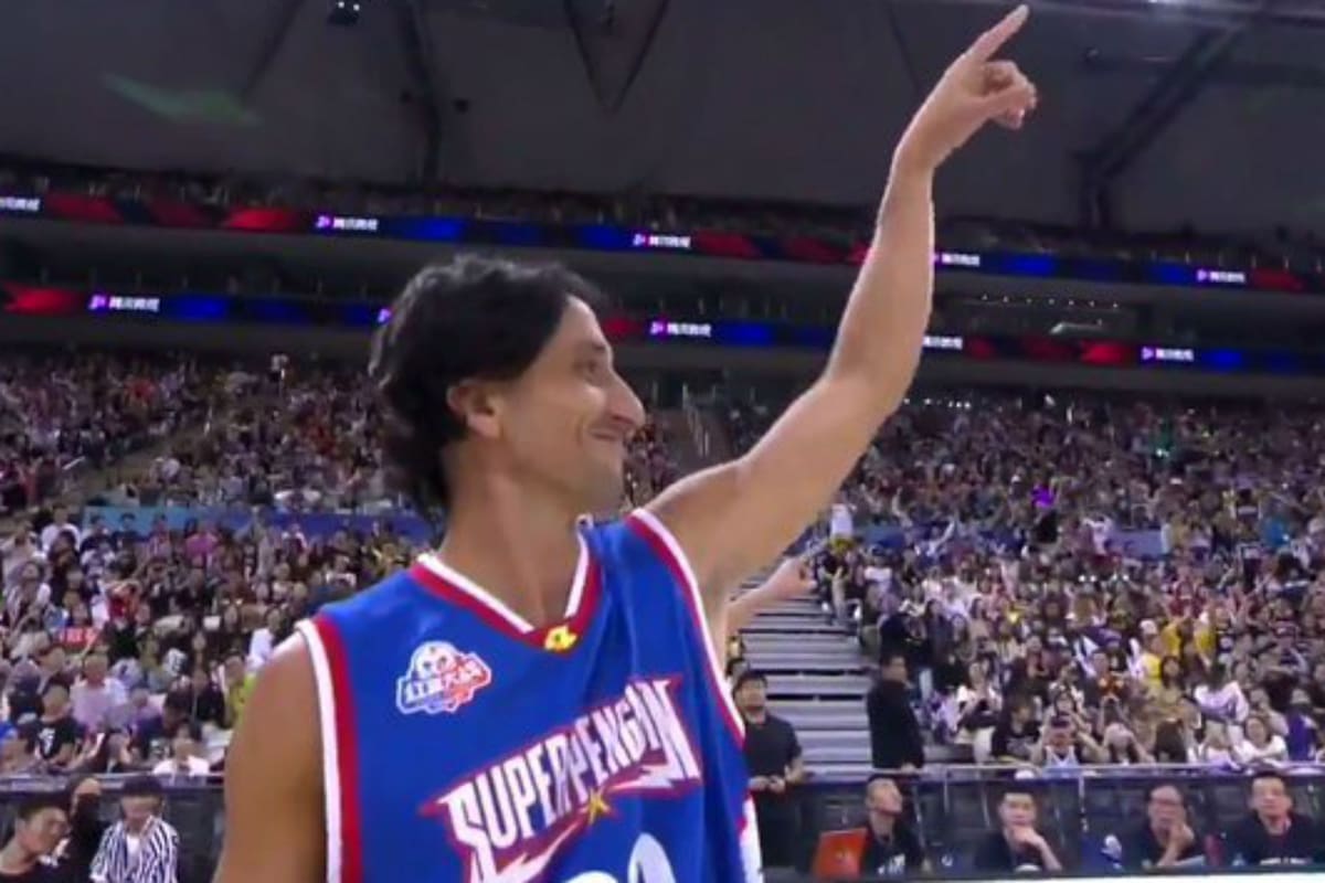 El bahiense hizo reír al público chino con su peluca.