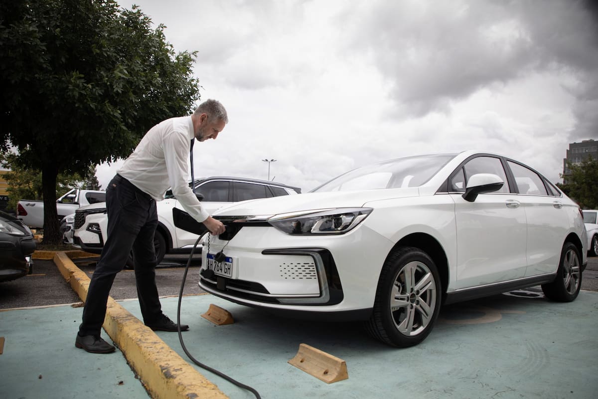 El BAIC EU5 es uno de los modelos eléctricos chinos que se ofrecen en la Argentina