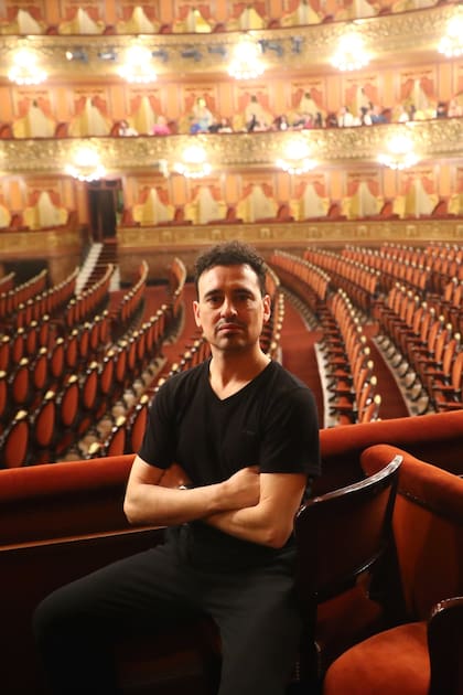 Con el bolso listo y lleno de recuerdos, el bailarín Edgardo Trabalón, a los 47 años, se retira del escenario del Teatro Colón