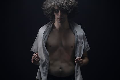 El bailarín Federico Fontán retratado por Nora Lezano para la videoperformance “Entrar tarde”, que se presenta en el Festival Callejón