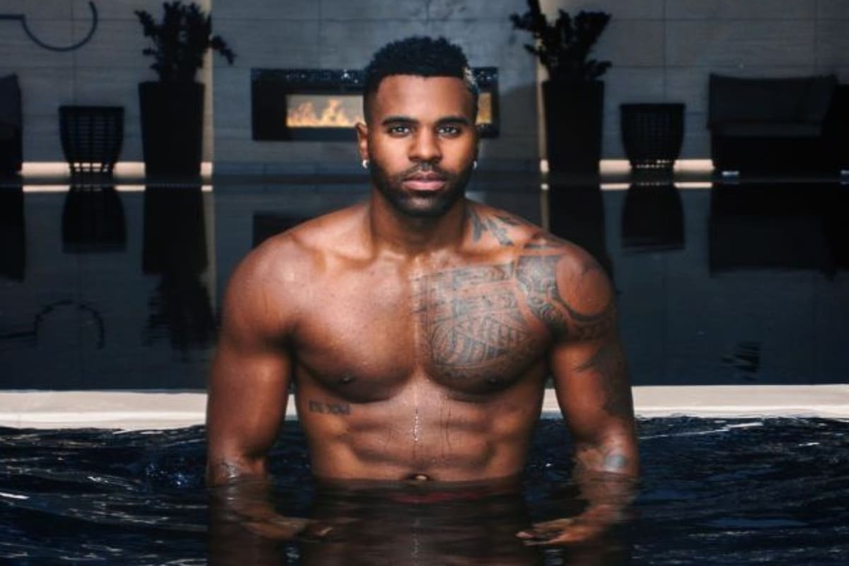 El bailarín fue censurado por subir una foto en ropa interior.