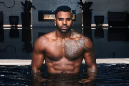 El bailarín fue censurado por subir una foto en ropa interior.