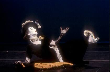 El bailarín japonés de butoh Kazuo Ohno en Admirando a La Argentina que presentó en el Teatro San Martín en la temporada de 1984, el mismo año de la vista del Teatro Kabuki