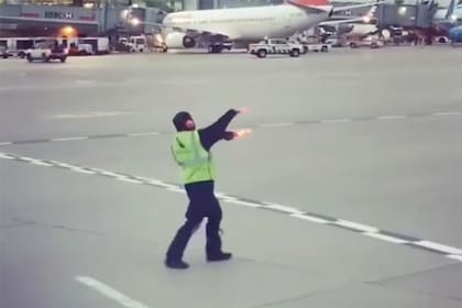 El bailarín sorprendió a los pasajeros de un avión