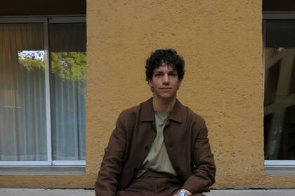 El bailarín y actor mexicano Isaac Hernández posa para un retrato para promocionar su espectáculo Despertares en la Ciudad de México, el 9 de abril de 2024. Despertares celebrará su décima edición el 23 de agosto. (Foto AP/Berenice Bautista)