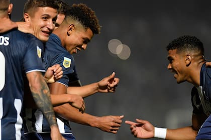 El baile de Diego Valoyes con Rafael Pérez, después del gol que anotó el delantero colombiano