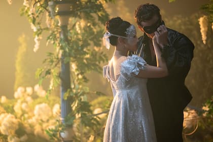 El baile de máscaras pone en marcha la historia y el romance entre Benedict Bridgerton y Sophie Baek