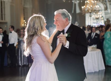 El baile padre‑hija mantiene su esencia: un momento íntimo y emotivo en medio de la celebración