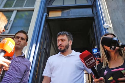 El bajista de la banda Superuva sale del lugar, el baterista de esa banda fue asesinado en esa misma casa en febrero de éste año