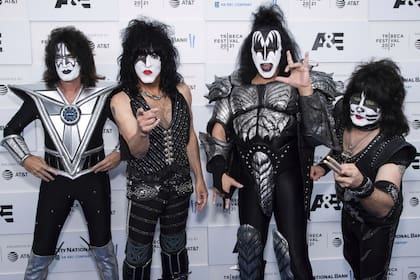 el bajista Gene Simmons, el guitarrista Paul Stanley, el guitarrista Tomy Thayer y el baterista Eric Singer