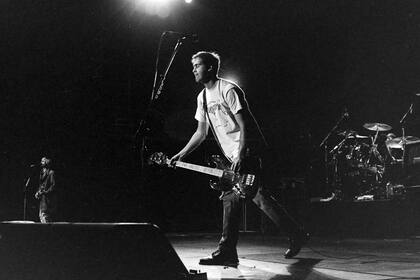 El bajista Krist Novoselic intentó calmar a Cobain después de su indignación por el maltrato del público argentino a Calamity Jane; Nirvana completó un show frío y sin hits