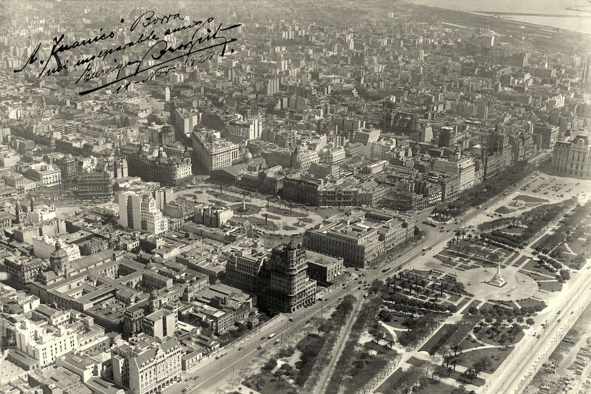 La Torre Monumental, también conocida como Torres de los Ingleses, vista desde el aire por Borra y Broszeit.