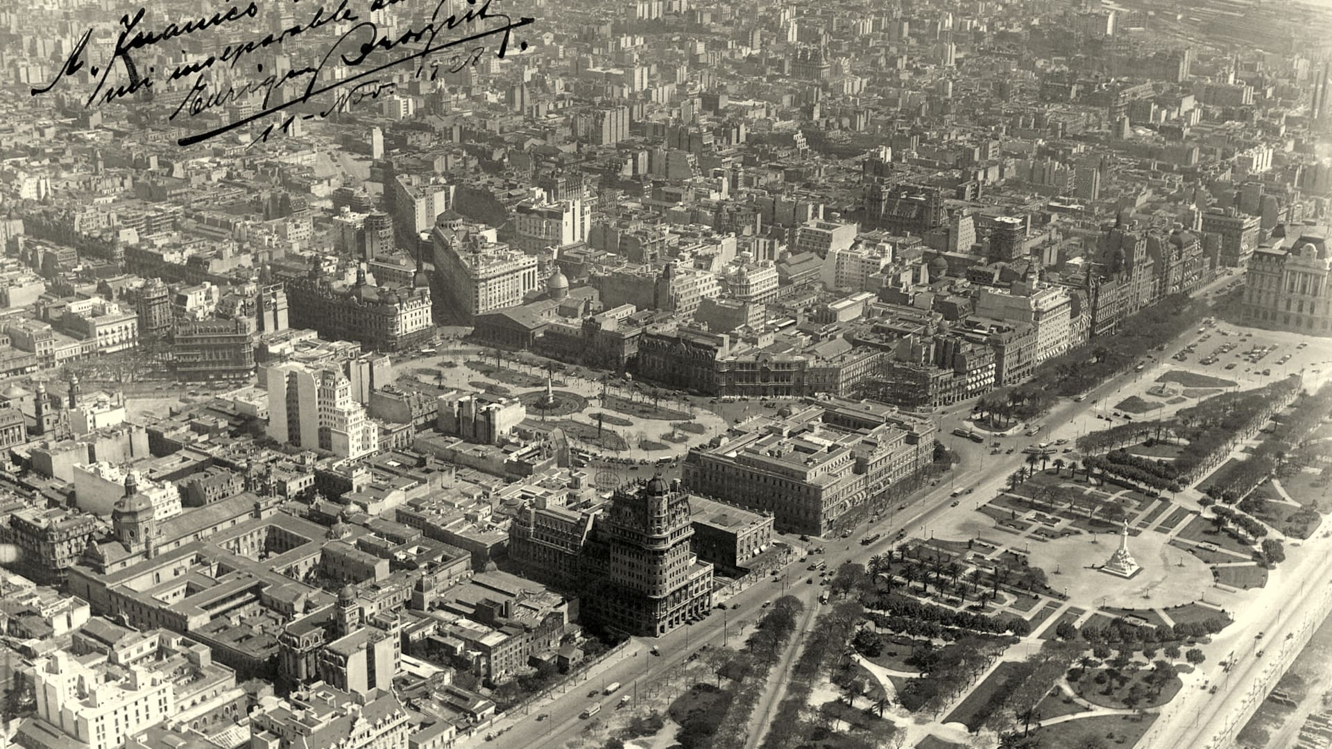 La Torre Monumental, también conocida como Torres de los Ingleses, vista desde el aire por Borra y Broszeit.