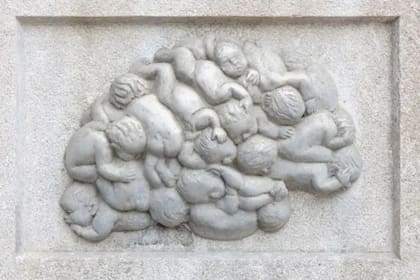 El bajorrelieve "Los niños del cerebro" en el Hospital-Instituto Neurológico de Montreal el 17 de julio de 2024, en Montreal, Canadá