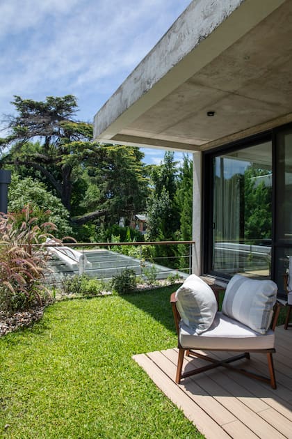 El balcón de la suite es un espacio privado con vista abierta, deck y césped.