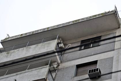 El balcón del noveno piso del que se desprendió la baranda que cayó sobre una mujer de 74 años