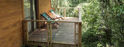 El balcón en medio de la selva de una de las habitaciones del Moconá Lodge.