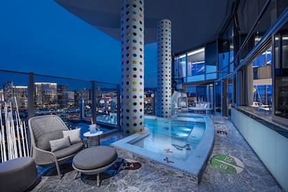 El balcón terraza de la Empathy Suite tiene una pileta con mariposas