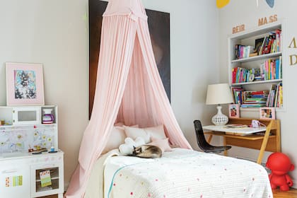 El baldaquino es de Casa Almacén. Los almohadones en tusor y terciopelo y el pie de cama tejido a crochet son de NEC Estudio.