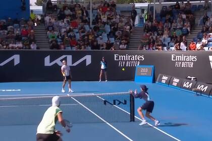 El ball boy comete el error de rescatar la pelota sin que pique en el partido entre Khachanov y Kovacevic