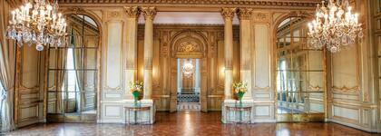 El ball room, precedido por cuatro columnas corintias, tiene una de las boiseries más importantes del palacio.