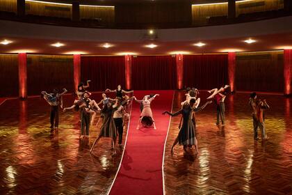 El Ballet Contemporáneo del Teatro San Martín utiliza la "pista de baile" que deja el teatro sin butacas para grabar un videodanza que se estrenará el 12 de marzo