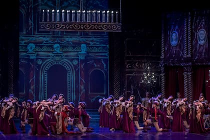El Ballet Estable del Teatro Argentino en la producción de "Romeo y Julieta", con coreografía de Iñaki Urlezaga