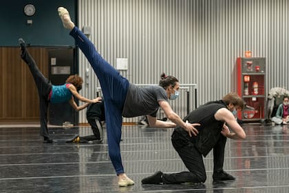 El Ballet Estable del Teatro Colón, bajo la dirección de Paloma Herrera, en un ensayo del Programa Mixto con coreografías de Maximiliano Iglesias y Alejandro Cervera