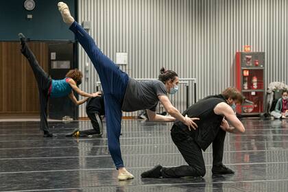 El Ballet Estable del Teatro Colón, bajo la dirección de Paloma Herrera, en un ensayo del Programa Mixto con coreografías de Maximiliano Iglesias y Alejandro Cervera