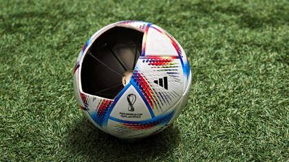 El balón de Adidas tiene sensores que detectan vibraciones producto de contacto.
