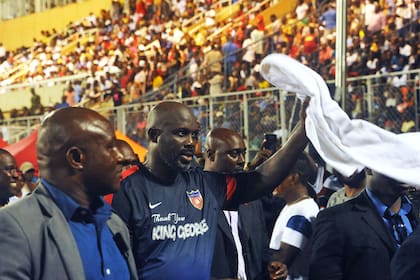 El Balón de Oro de la FIFA 1995 y actual mandatario saltó a la cancha en un amistoso contra Nigeria