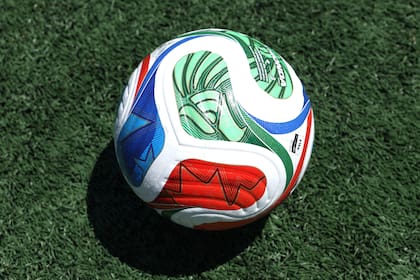El balón oficial de la Copa Mundial de la FIFA adidas se ve antes del partido del Grupo B de la Copa Mundial de la FIFA 2026 entre Qatar y Suiza en el Estadio de la Bahía de San Francisco el 13 de junio de 2026 en San Francisco, California