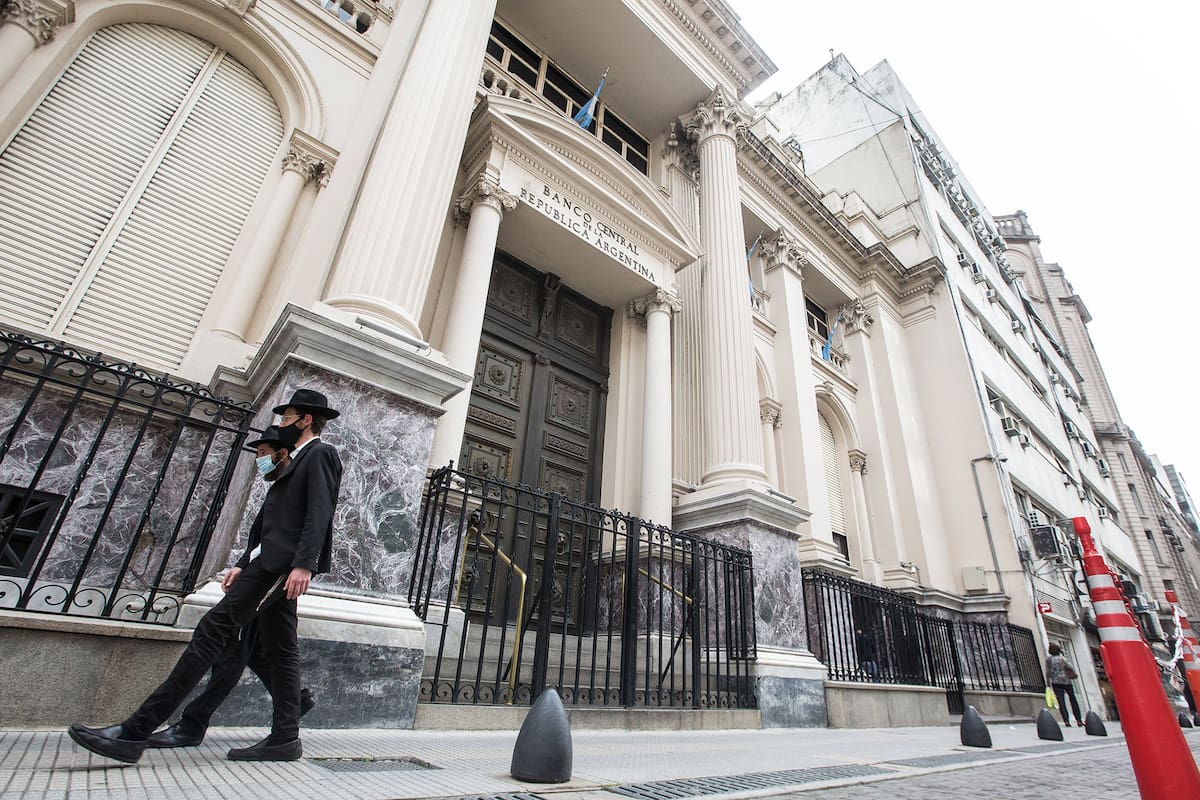 El Banco Central (BCRA) compra, pero de a poco, lo que vendió en cantidades semanas atrás.