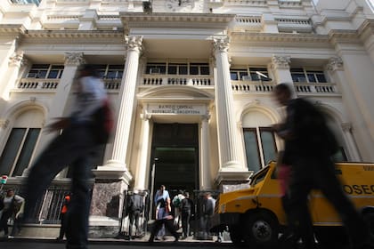 El Banco Central (BCRA) aplazó inusualmente para mañana su reunión de directorio
