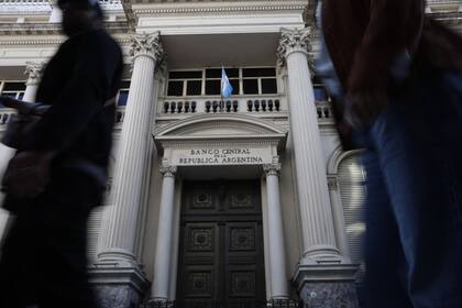 el Banco Central (BCRA) se vio forzado el viernes a asistir al mercado con US$678 millones de sus reservas