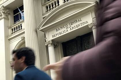 El Banco Central dictó nuevas restricciones para contener la demanda de dólares
