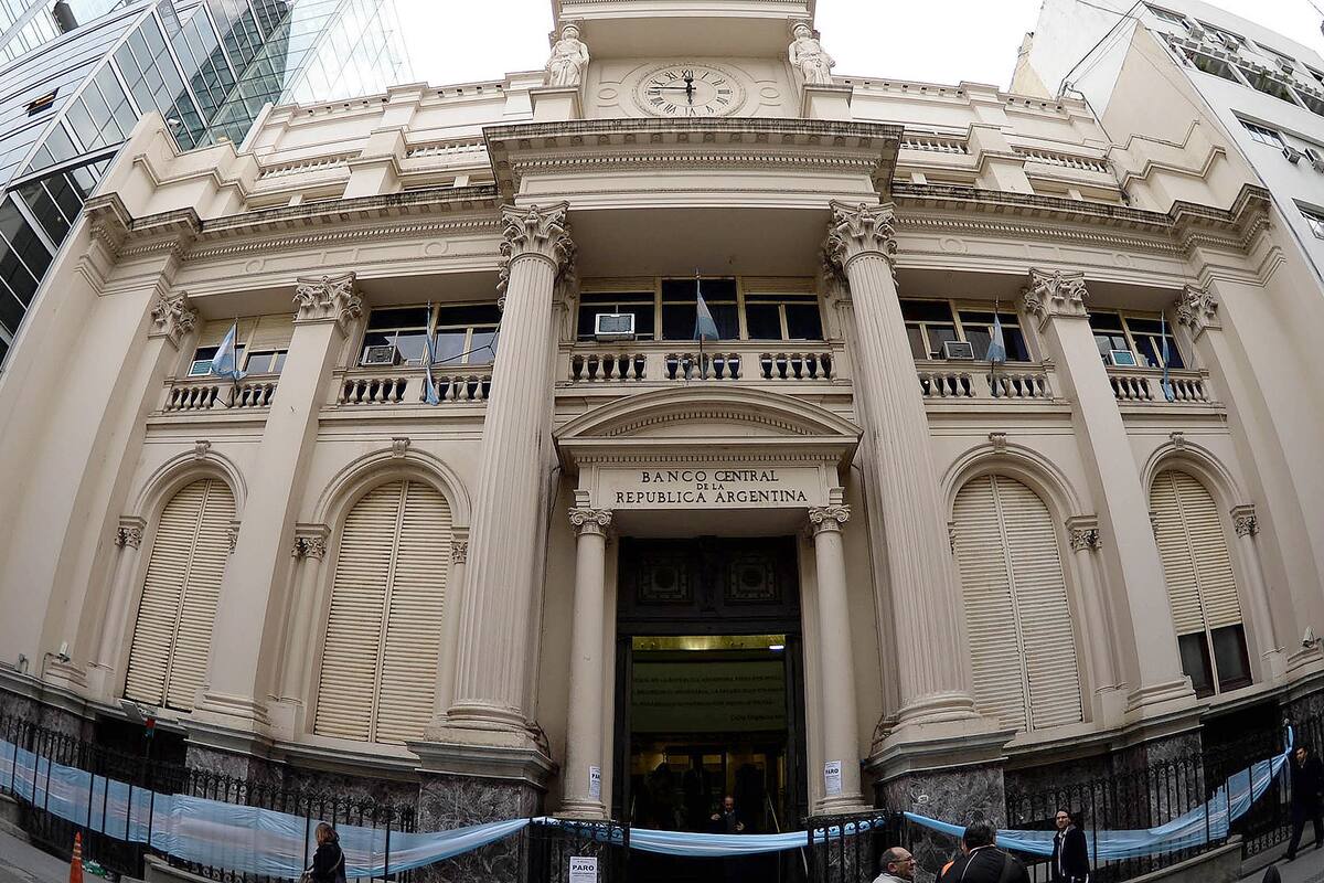 El Banco Central informó a bancos que no aprobará a dólares a importadores