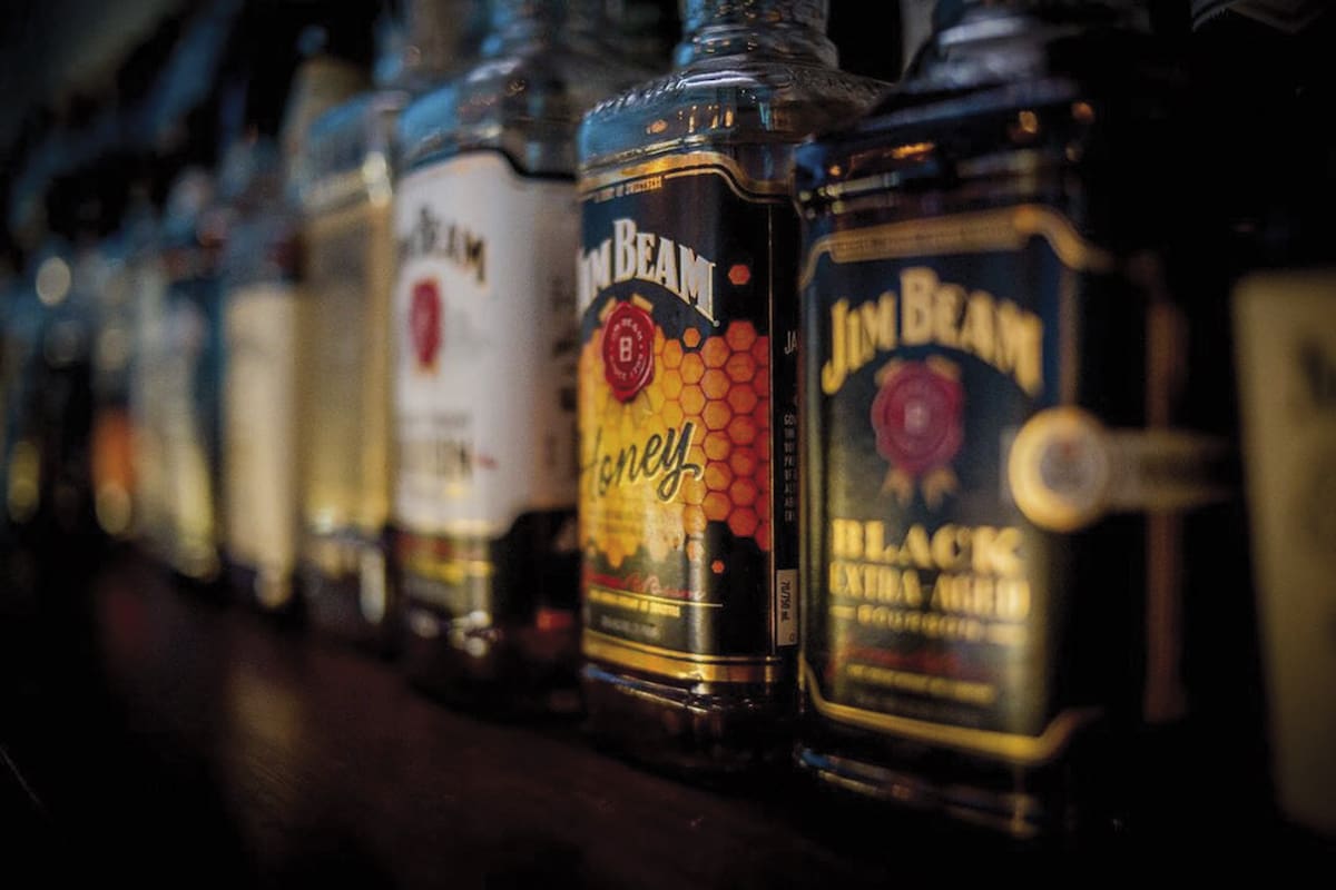 El Banco Central limitó el acceso a divisas para la importación de bebidas alcohólicas como el whisky, el vino, la champaña o los licores; también para autos de más de US$35.000, lavarropas, agua mineral, caviar, motos y embarcaciones