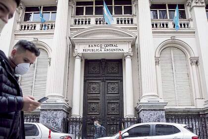El Banco Central no logra entregar certidumbres y los ahorristas se resguardan en el dólar