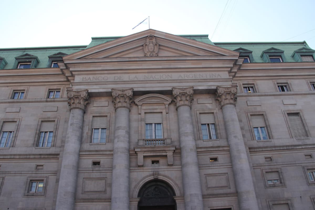 El Banco Central prohibirá cobrar comisiones a los bancos por operaciones en ventanilla