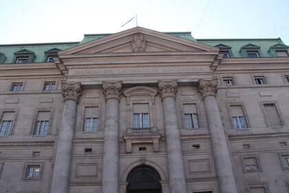 El Banco Central prohibirá cobrar comisiones a los bancos por operaciones en ventanilla