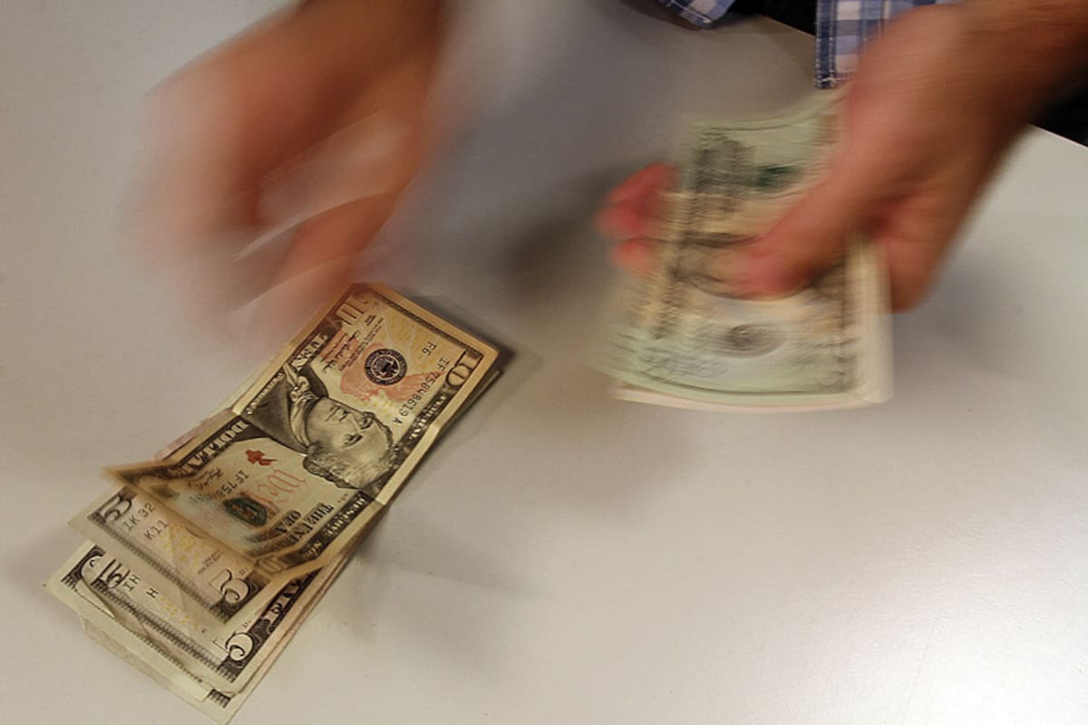 El Banco Central suprimió el permiso que tenían los bancos para compar bonos en dólares y pagarlos en el exterior; por esa vía se fugan SU$50 por mes