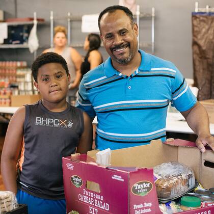 El banco de alimentos de Chicago entrega despensas y comidas calientes en diferentes lugares de la zona (Banco de Alimentos de Chicago)