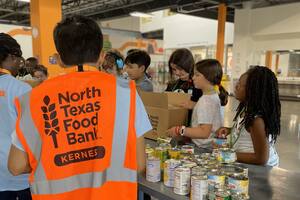 El Banco de Alimentos del Norte de Texas (NTFB, por sus siglas en inglés) entrega comida saludable a personas de bajos recursos