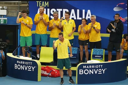 El banco de cada equipo, en las esquinas de la cancha; aquí, el del local Australia, con Lleyton Hewitt como capitán