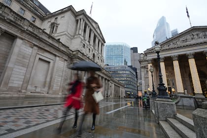El Banco de Inglaterra reduce tasa de interés clave por primera vez en meses