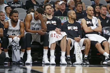 El banco de suplentes de los Spurs, desconsolado ante la superioridad de Golden State Warriors