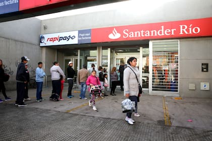 El banco del barrio abre hasta los sábados