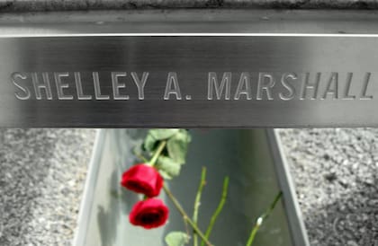 El banco en homenaje a Shelley Marshall afuera del Pentágono