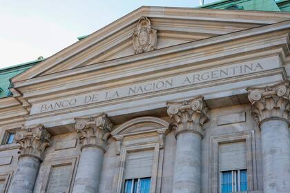 El Banco Nación cotiza al dólar oficial en $951 para la compra y $991 para la venta